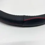 Чехол на руль кожаный черный с красной каймой 450 мм