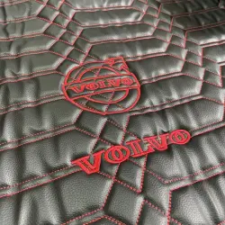 Набор ковриков в кабину Volvo FH13 E5 механическая КПП красное шитье